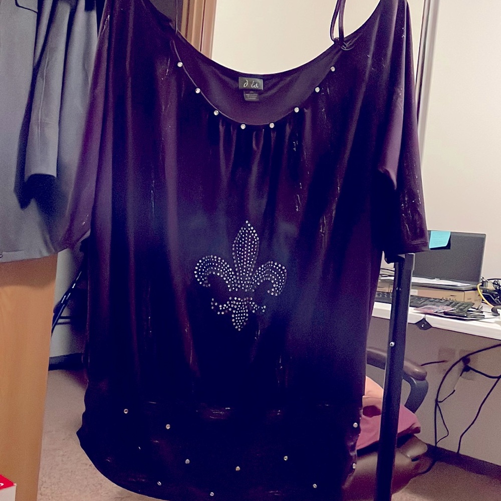 Sexy ladies top fits more like a slender 2x but is a 3x.